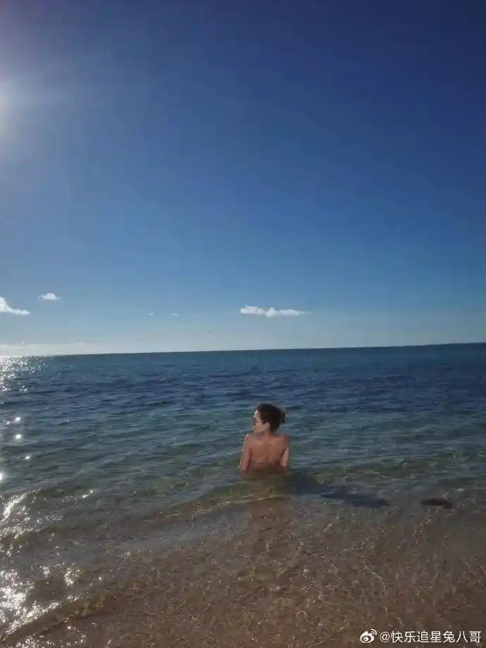 许玮甯海边热浪来袭!比基尼造型引爆性感魅力全场
