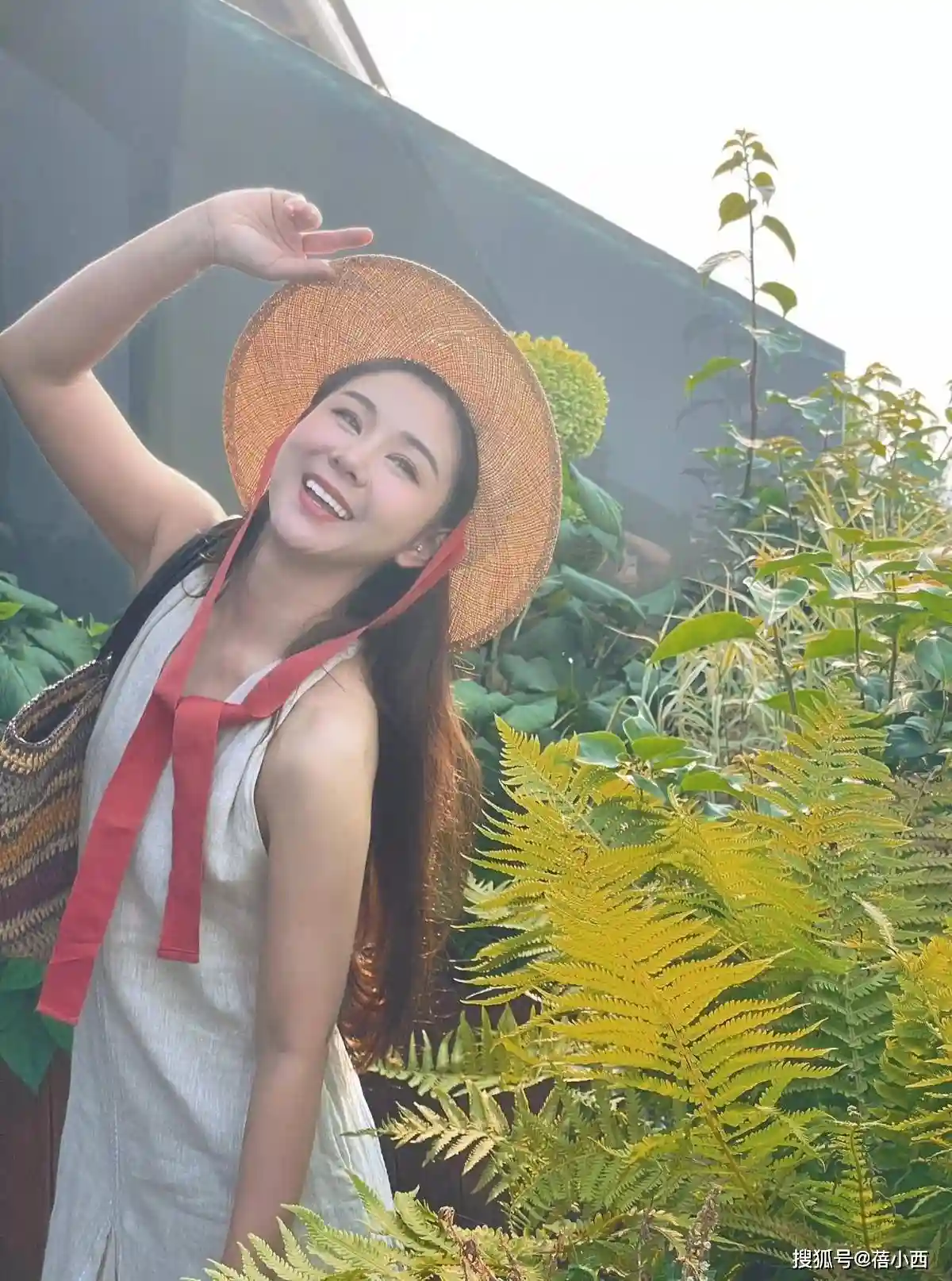 李小萌二胎归来惊艳蜕变!露背红裙引爆全网:从妈妈到人间尤物的高光时刻