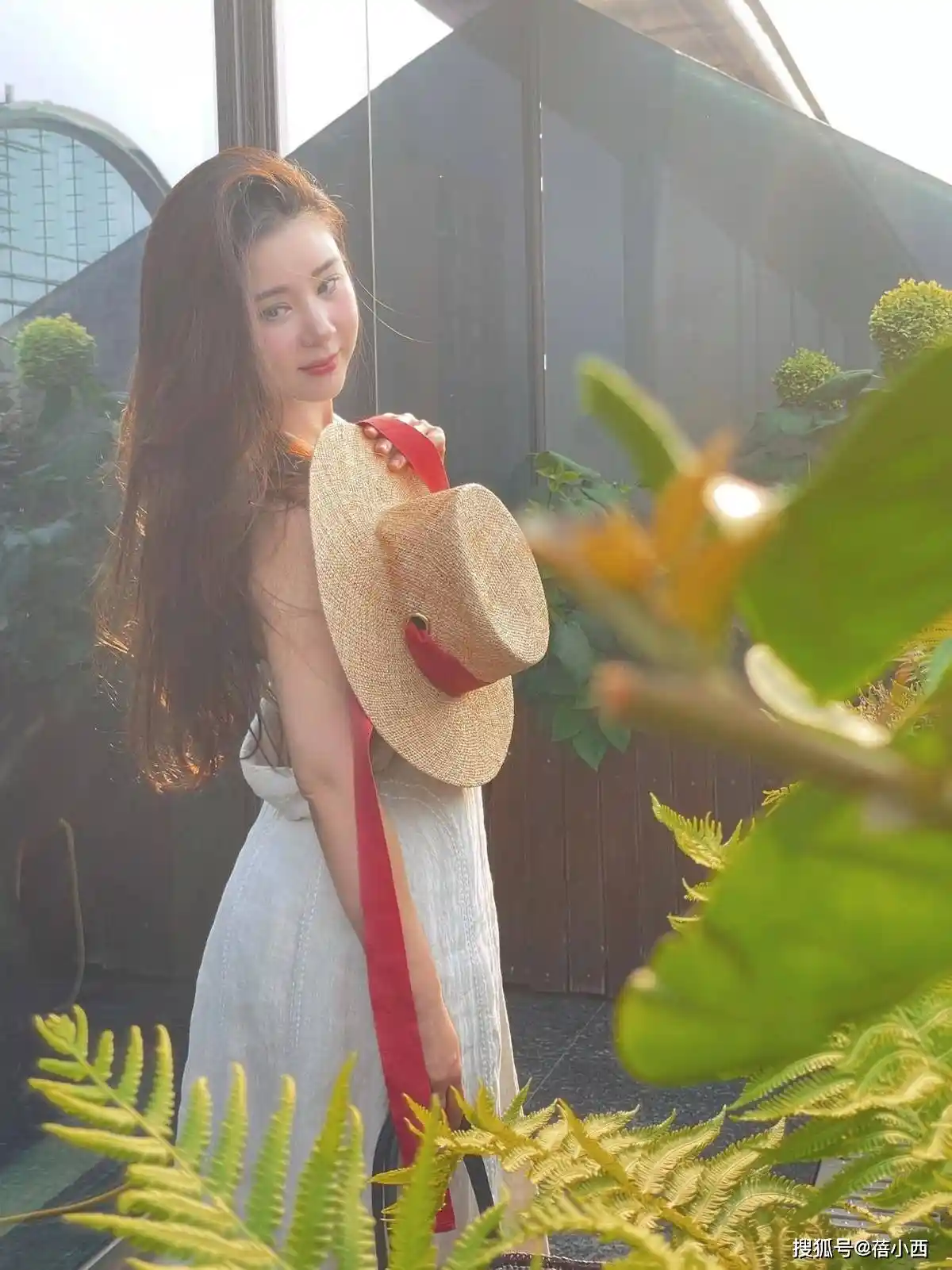 李小萌二胎归来惊艳蜕变!露背红裙引爆全网:从妈妈到人间尤物的高光时刻