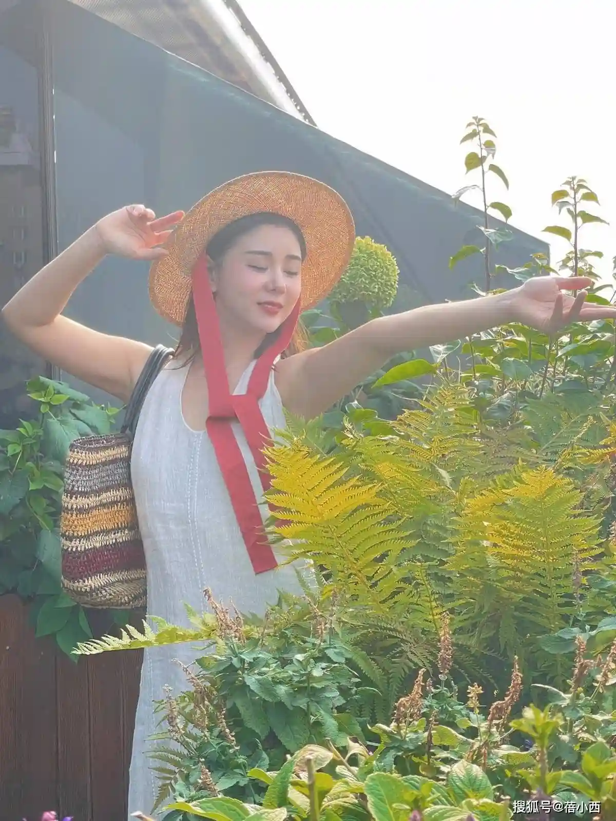 李小萌二胎归来惊艳蜕变!露背红裙引爆全网:从妈妈到人间尤物的高光时刻