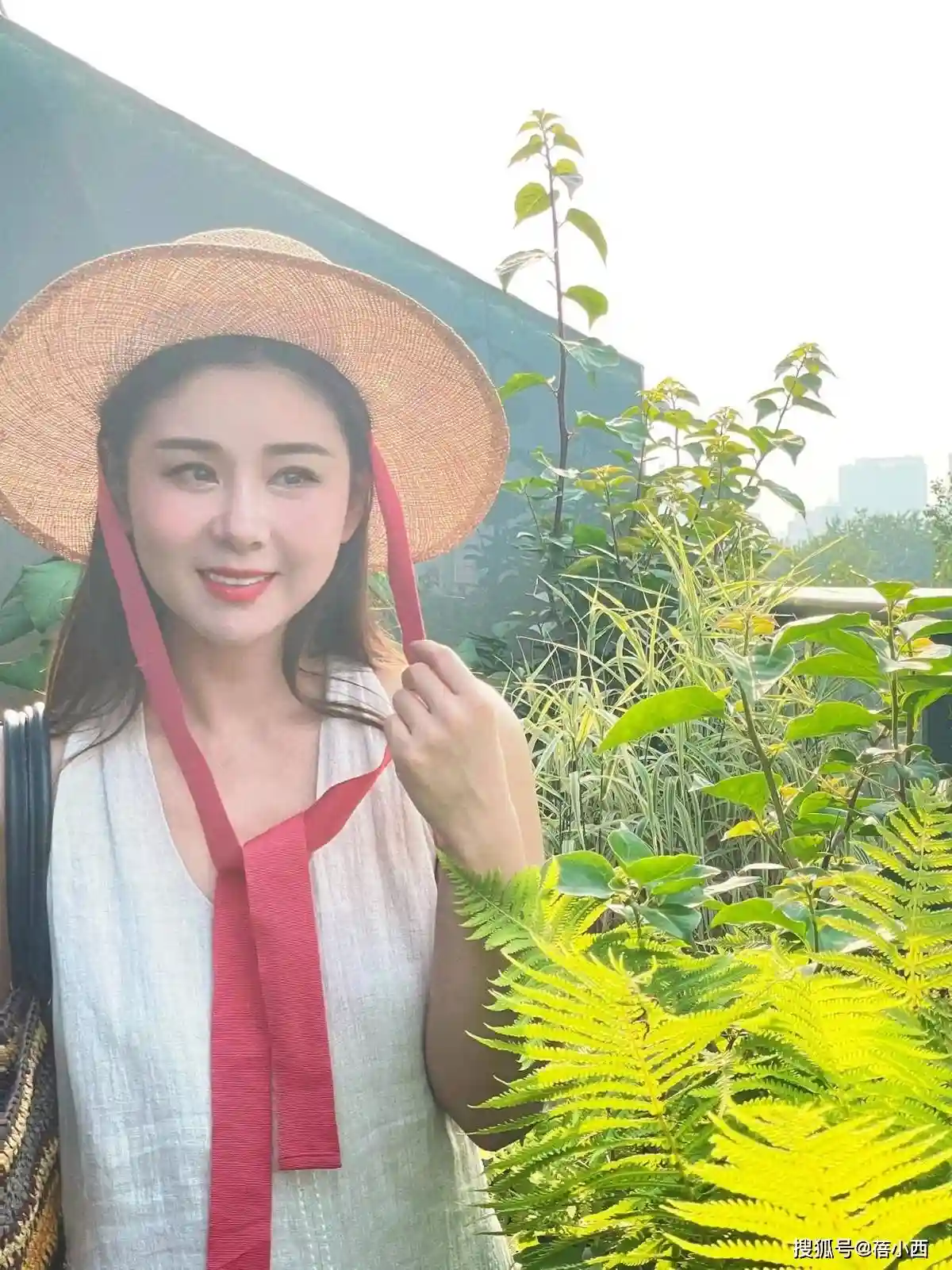 李小萌二胎归来惊艳蜕变!露背红裙引爆全网:从妈妈到人间尤物的高光时刻