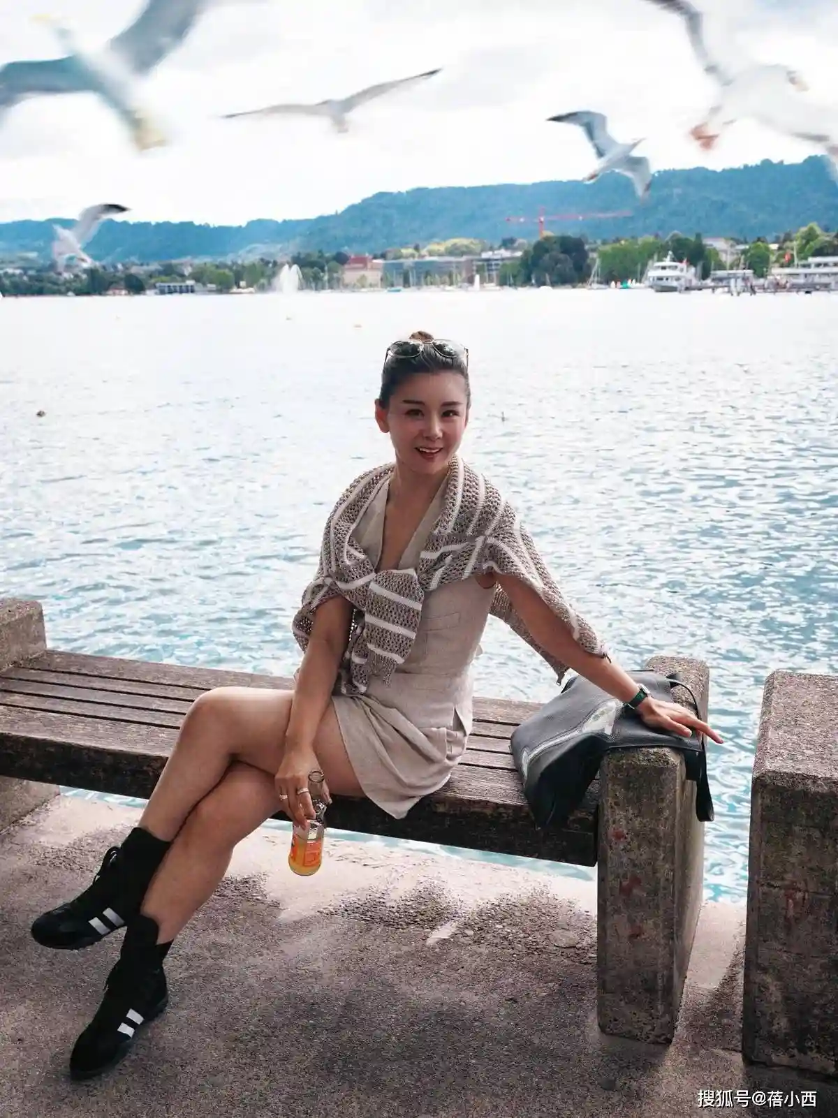 李小萌二胎归来惊艳蜕变!露背红裙引爆全网:从妈妈到人间尤物的高光时刻