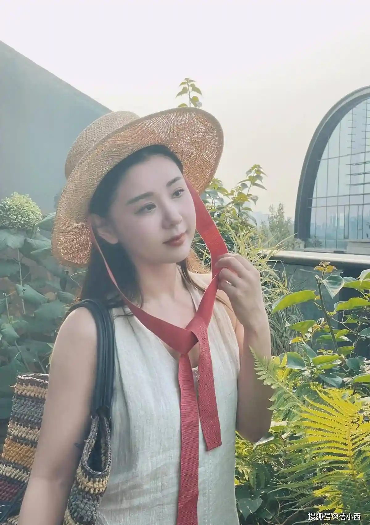 李小萌二胎归来惊艳蜕变!露背红裙引爆全网:从妈妈到人间尤物的高光时刻