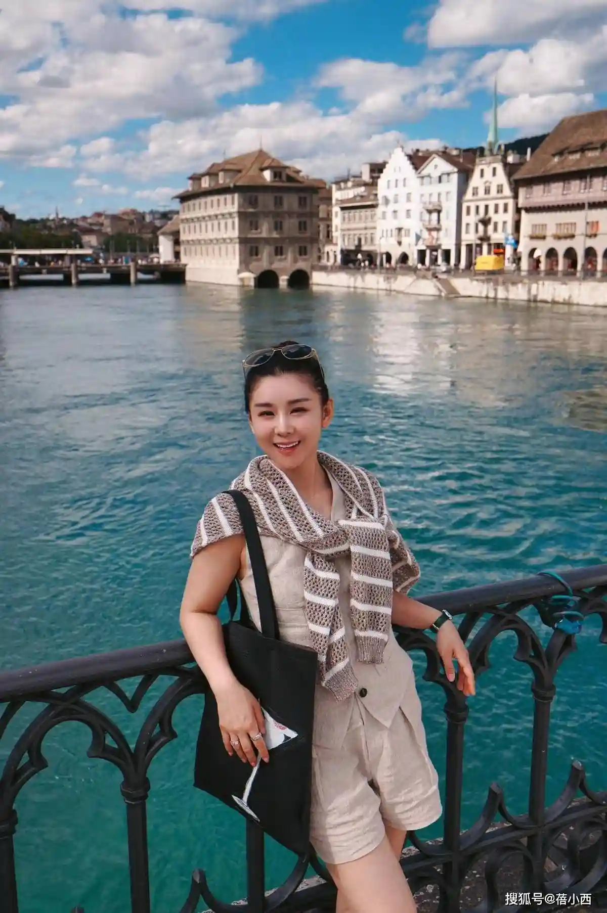 李小萌二胎归来惊艳蜕变!露背红裙引爆全网:从妈妈到人间尤物的高光时刻