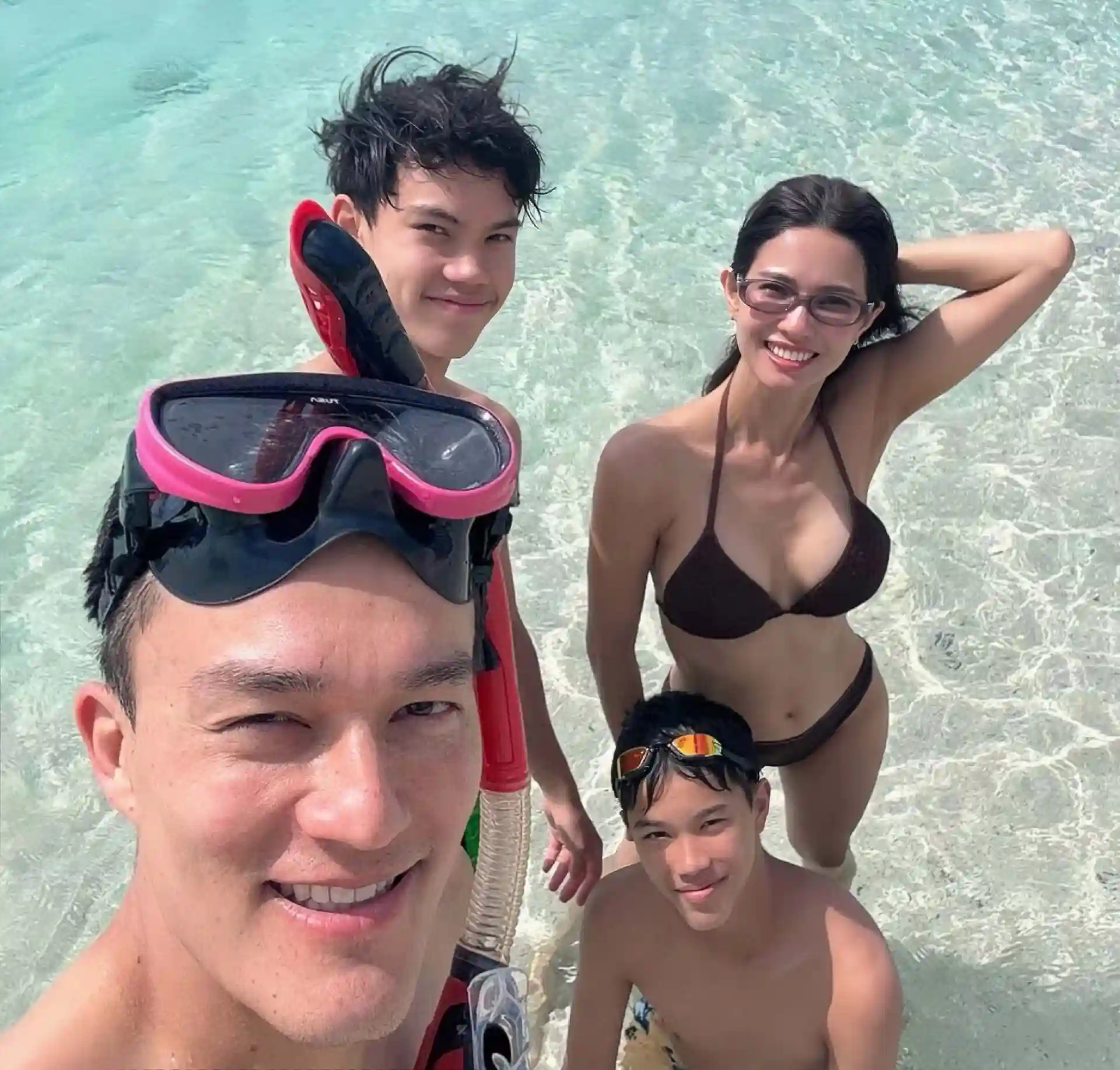 47岁黄婉佩泳装照惊艳亮相，丰腴曲线零赘肉引热议