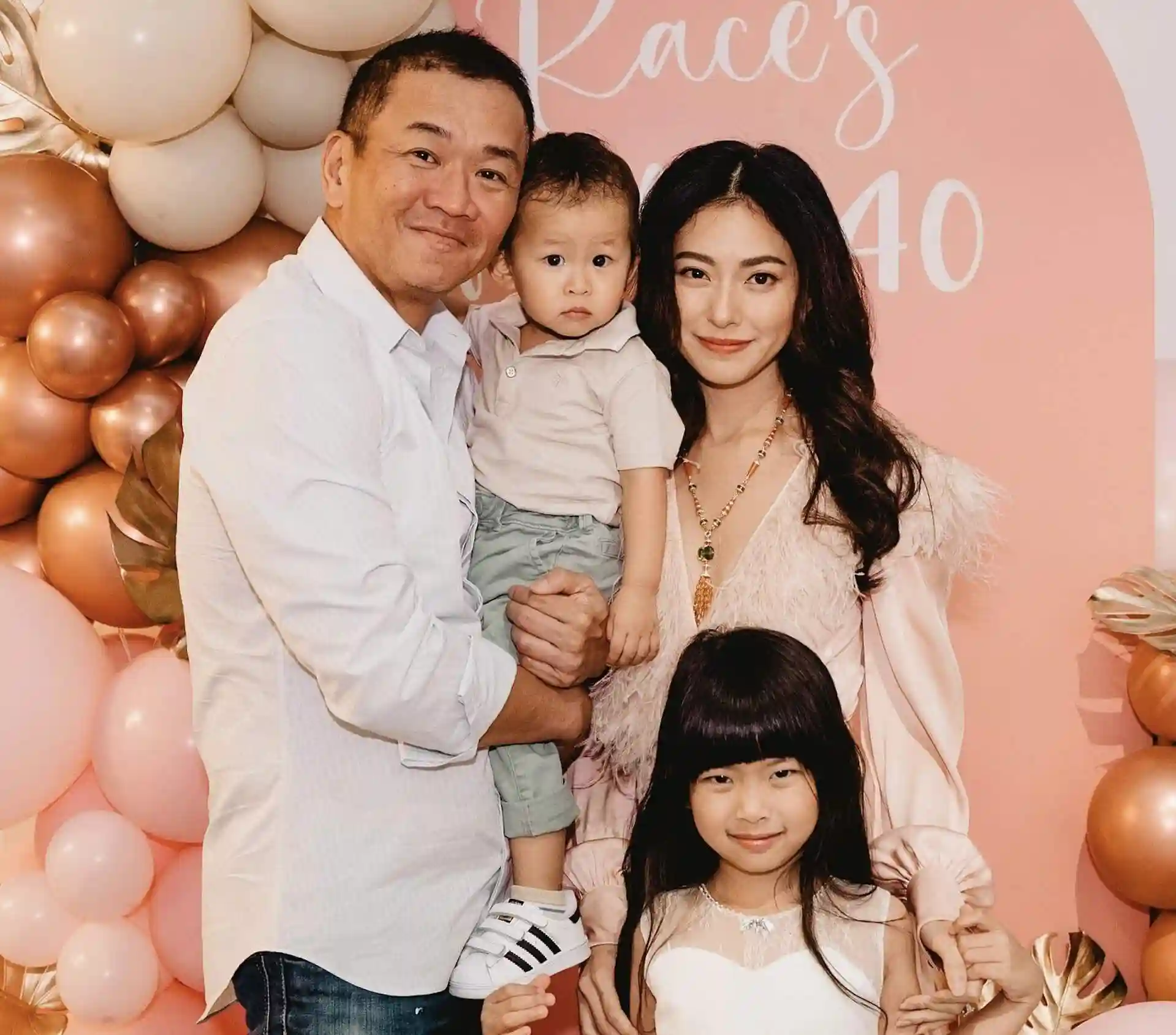 47岁黄婉佩泳装照惊艳亮相,丰腴曲线零赘肉引热议